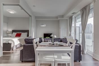 Noel Suites - John and Front St West