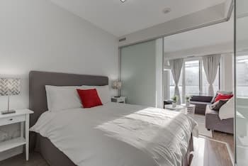 Noel Suites - John and Front St West