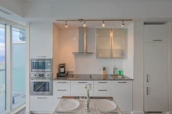 Noel Suites - York and Simcoe