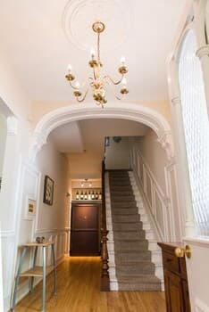 Easyhosts.Unique Central Victorian House