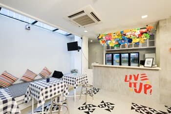 LiveItUp Chitlom Hostel