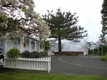 Utuhina Hot Springs Lodge