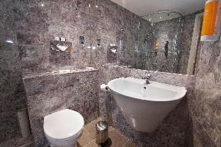 Waterloo Hub Hotel and Suites