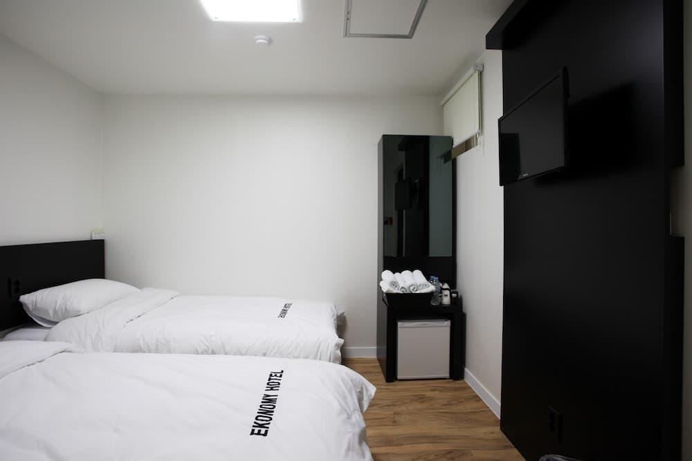 Ekonomy Hotel Myeongdong Central