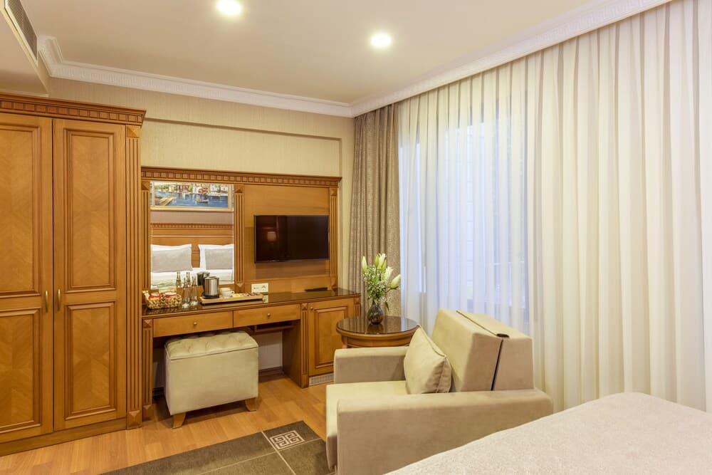 Royan Suites