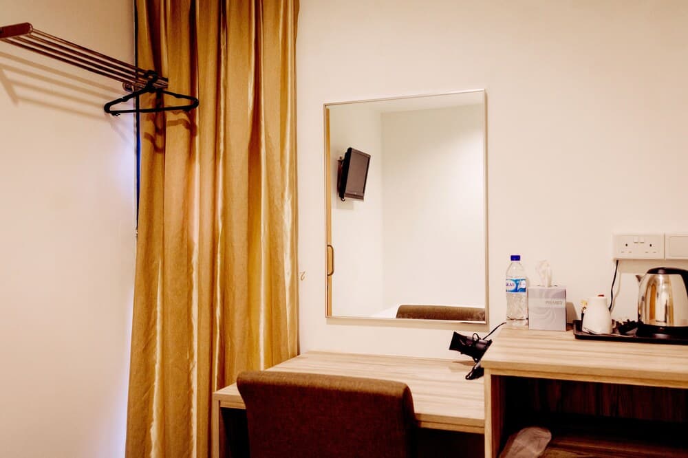 RedDoorz Plus Victoria Hotel (SG Clean)