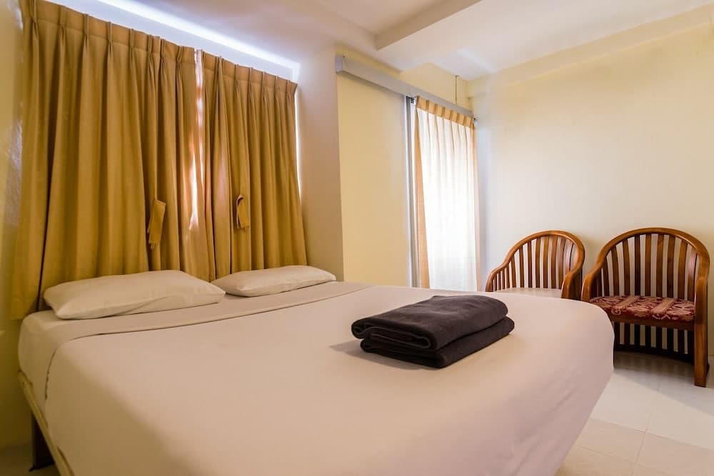 18 Coins Cafe & Hostel