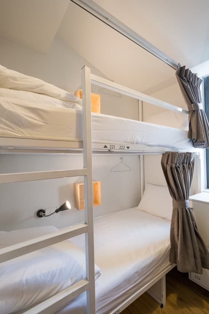 LiveItUp Chitlom Hostel