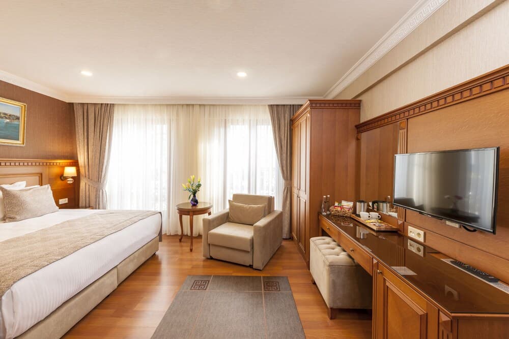 Royan Suites
