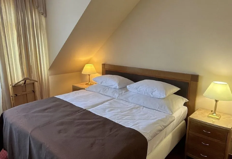 FLEUR DE LIS HOTEL