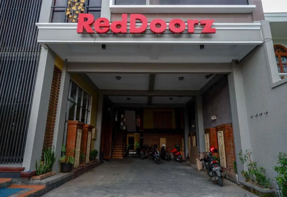 RedDoorz Plus near Amplaz Yogyakarta