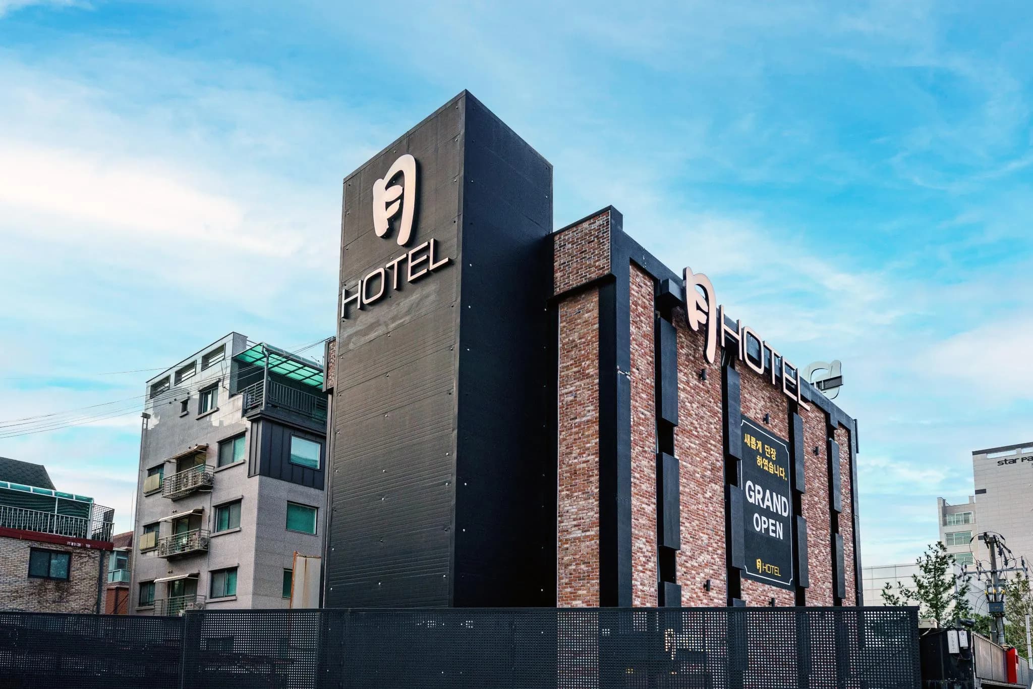 Achasan Station Wall Hotel