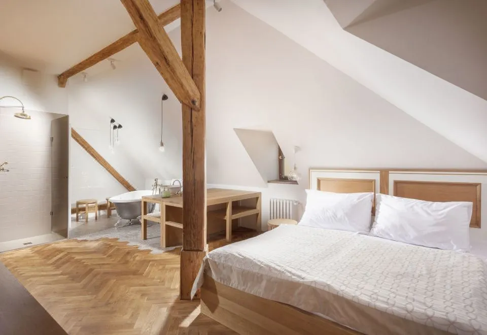 Hotel At the Golden Scissors