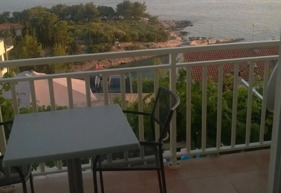J & B Holiday House