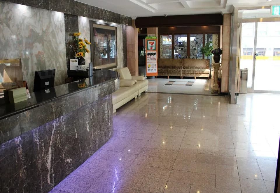 Insadong Crown Hotel