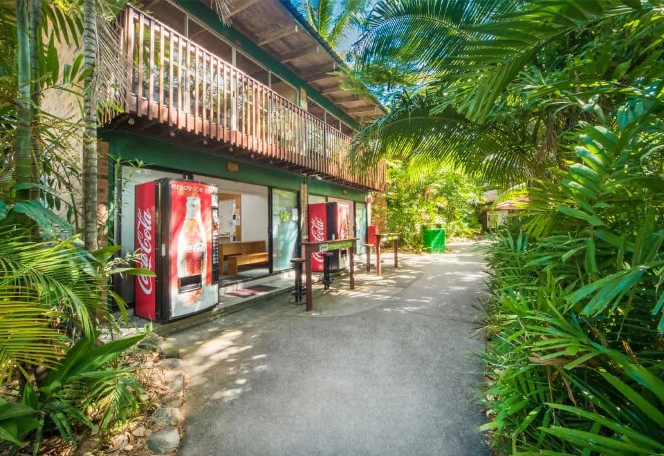 Magnums Airlie Beach – Adults only