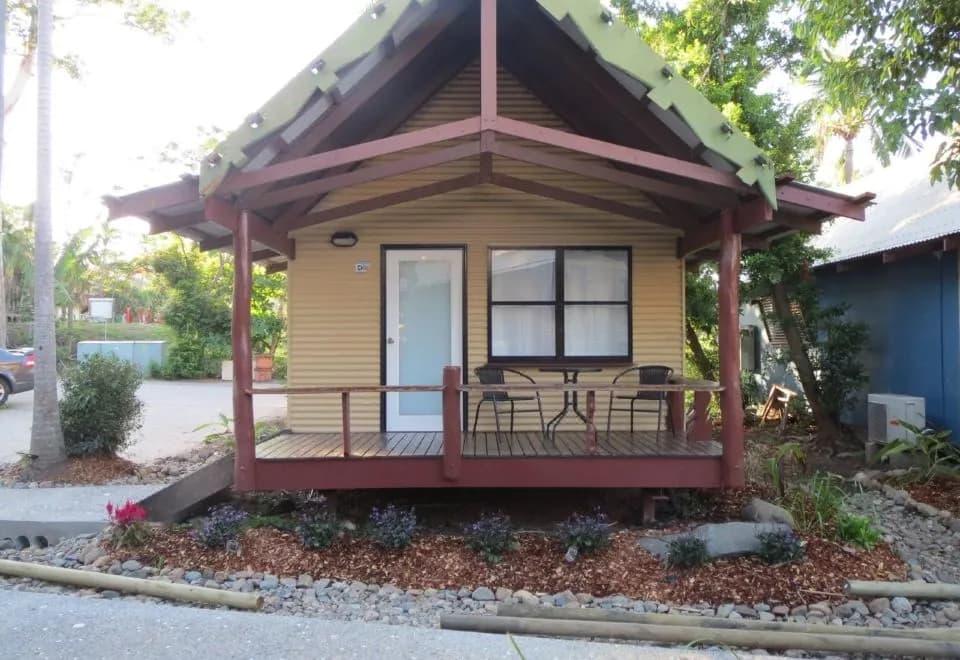 Magnums Airlie Beach – Adults only