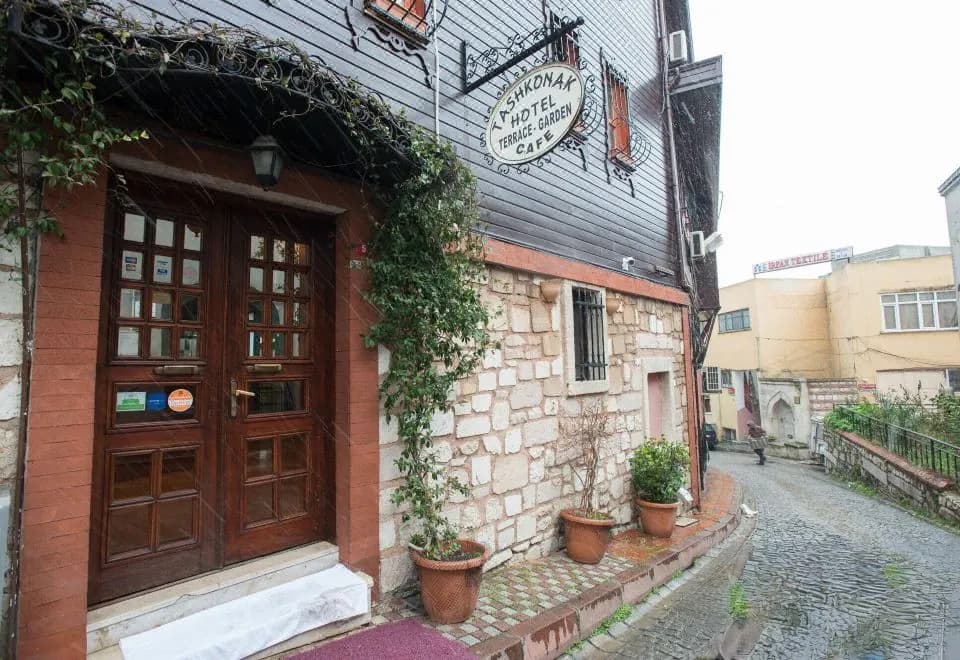 Tashkonak Studio Suites
