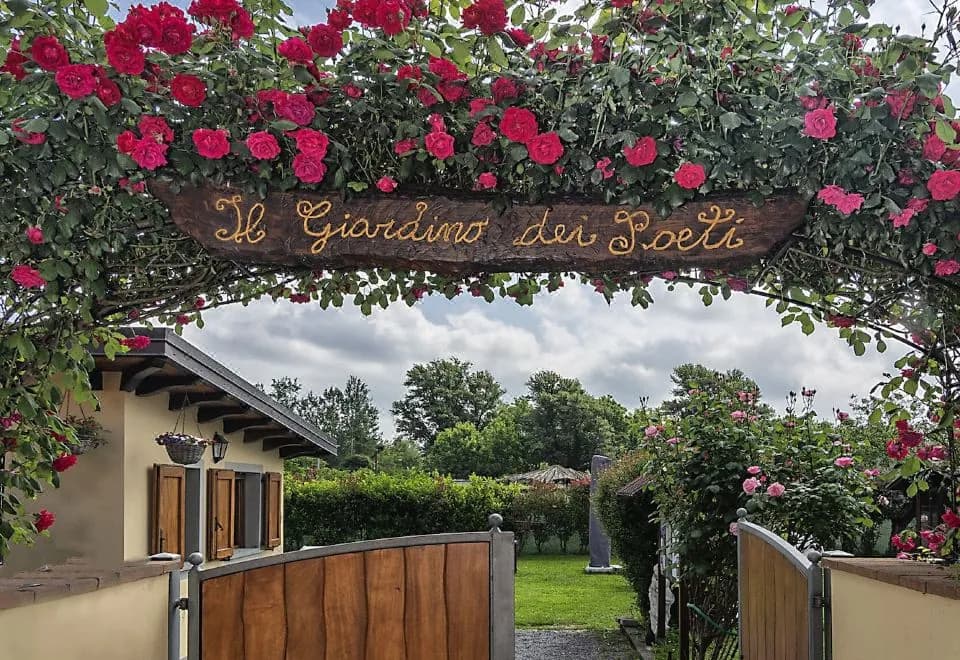 B&B Il Giardino dei Poeti and Apartaments