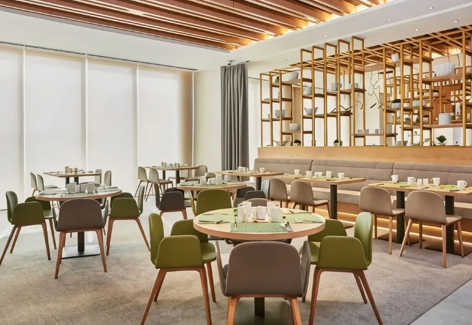 Hilton Garden Inn Dubai, Mall Avenue