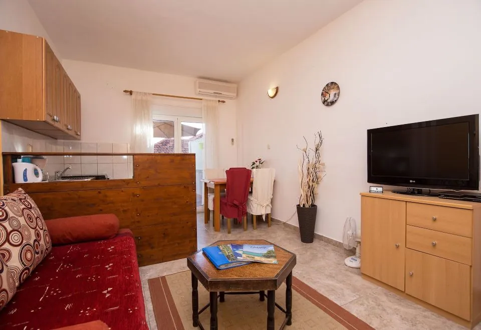 Apartments and Room Thea