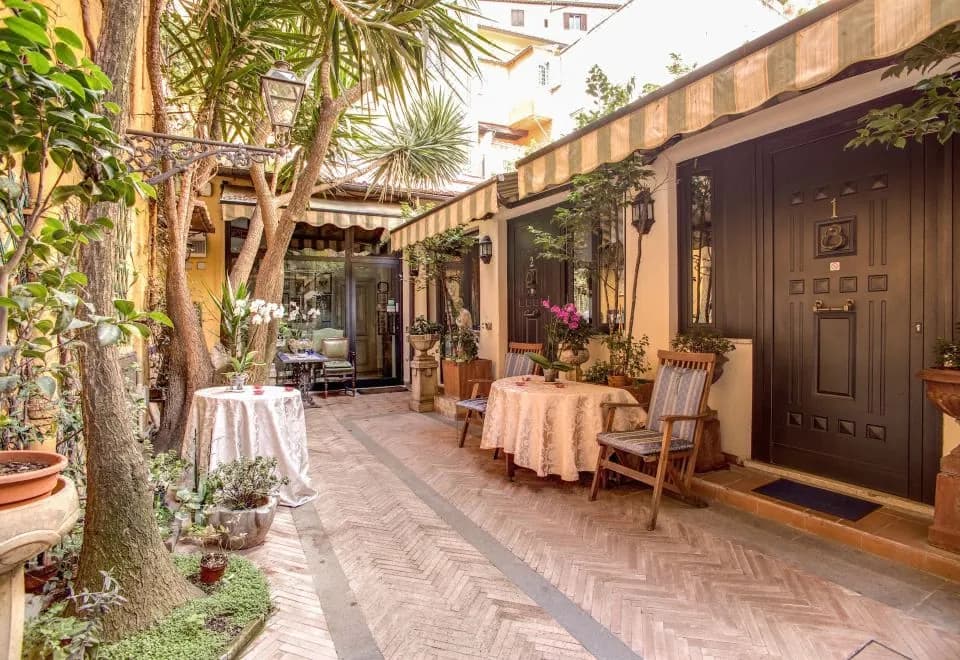 Navona Gallery & Garden Suites B&B