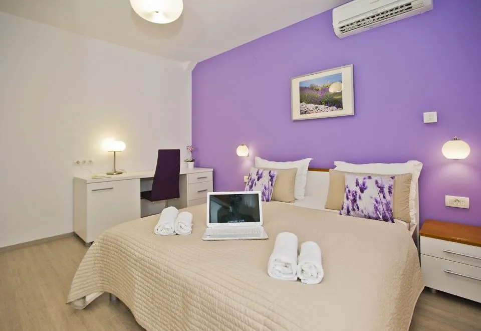 Violeta Hvar