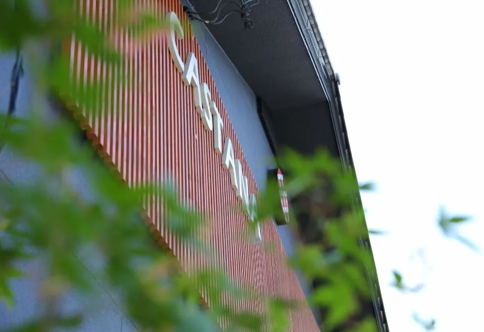 Cafe & Stay Castana