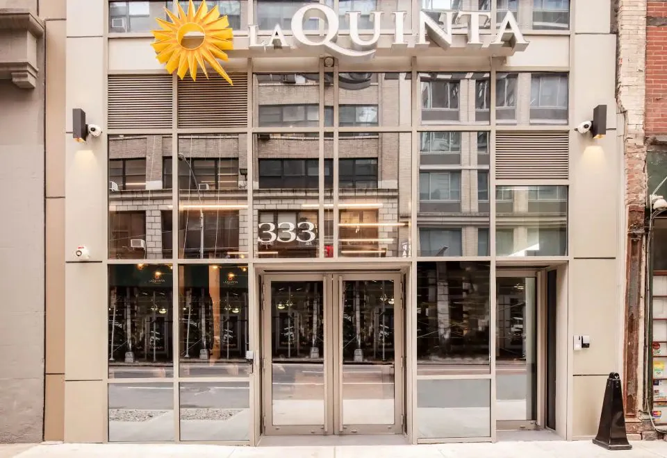 La Quinta Inn & Suites by Wyndham Times Square South