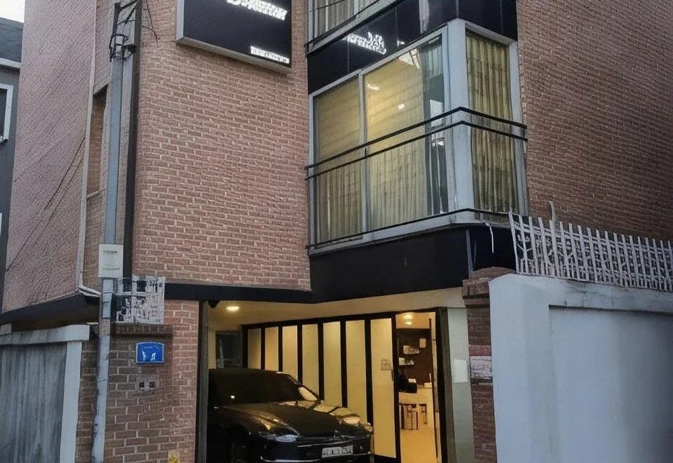 Aiola Hongdae