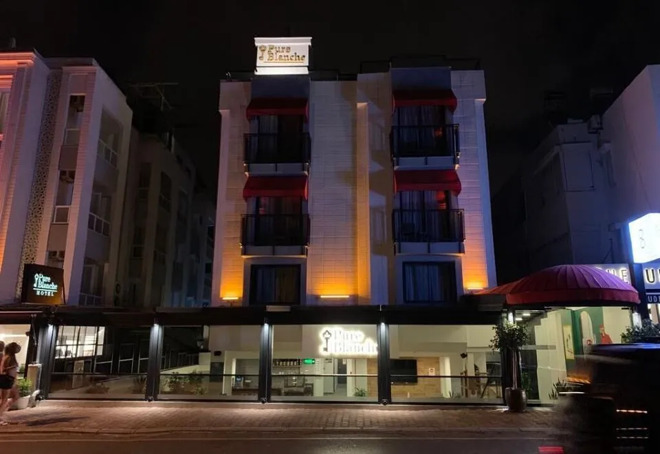 Pure Blanche Hotel