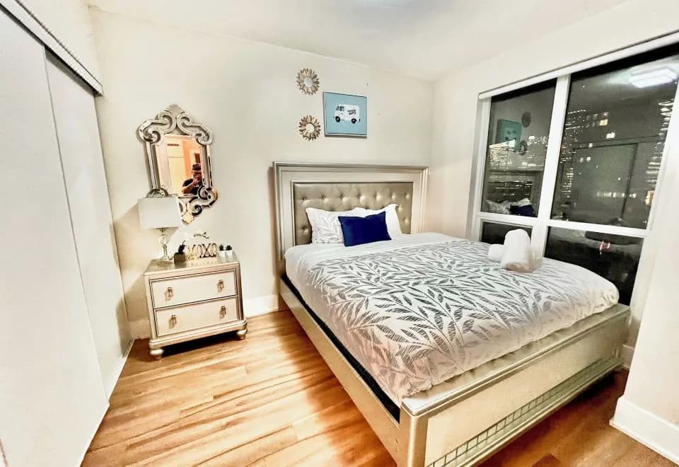 Toronto Rooms and Suites (300 Front St)