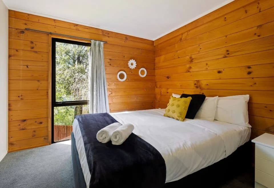 The Lodge   Plush  Quiet   Picturesque
