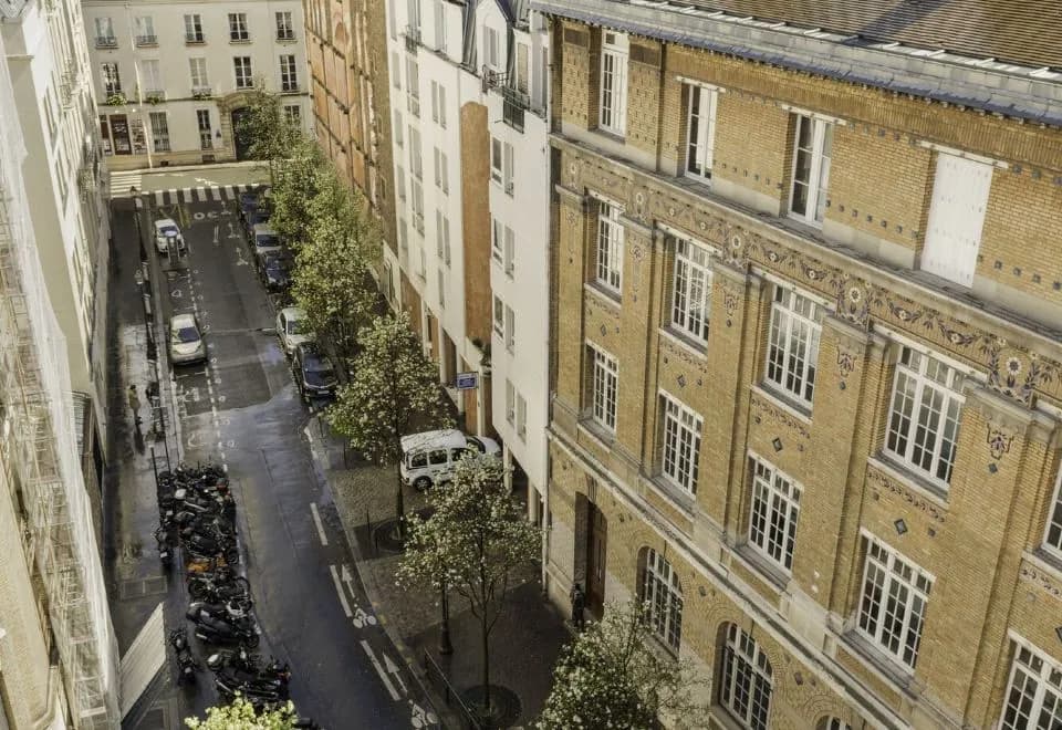 Hotel de Neuve by Happyculture