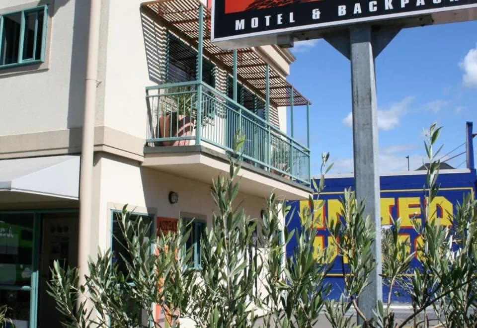 Astray Motel & Backpackers