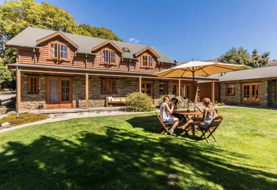Wanaka Homestead Lodge & Cottages