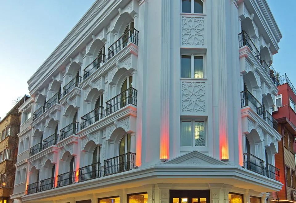 The Magnaura Palace Hotel