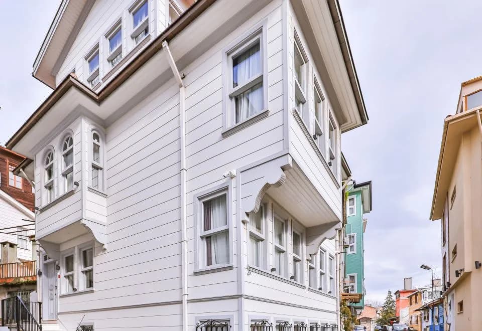 9 Doors Hotel