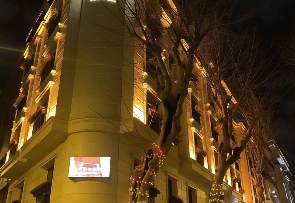 Aprilis Deluxe Hotel