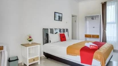 RedDoorz Syariah Near Taman Pelangi Monjali