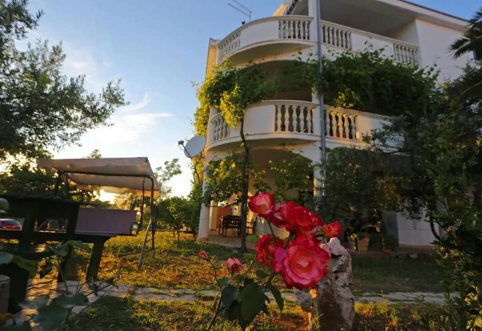 Ina Apartments